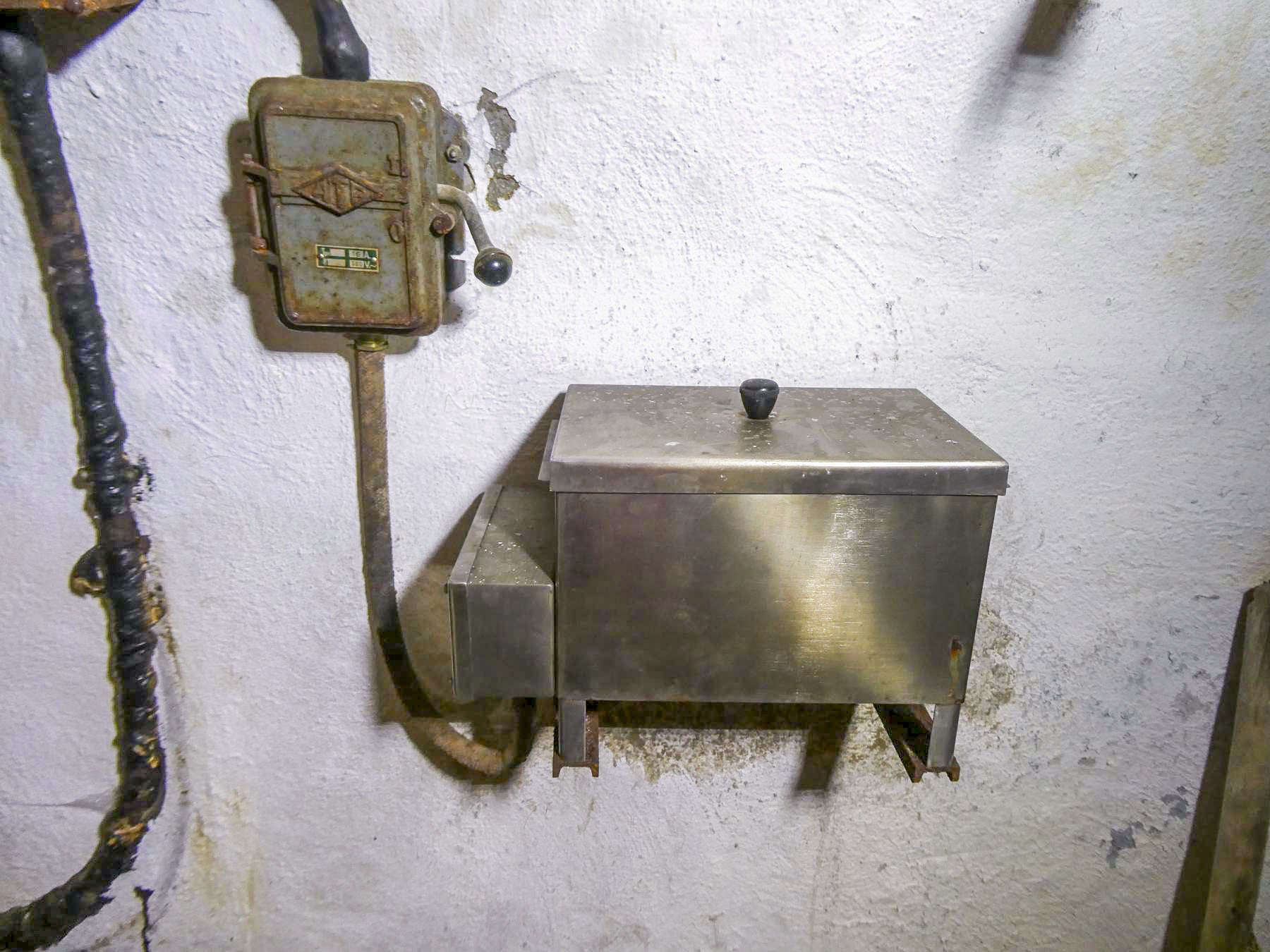 Ligne Maginot - LES AITTES - (Ouvrage d'infanterie) - Bloc 1
Réchaud régénérateur pour cartouches et sachets Silica gel - ELLENA Daniel - CUNY Philippe