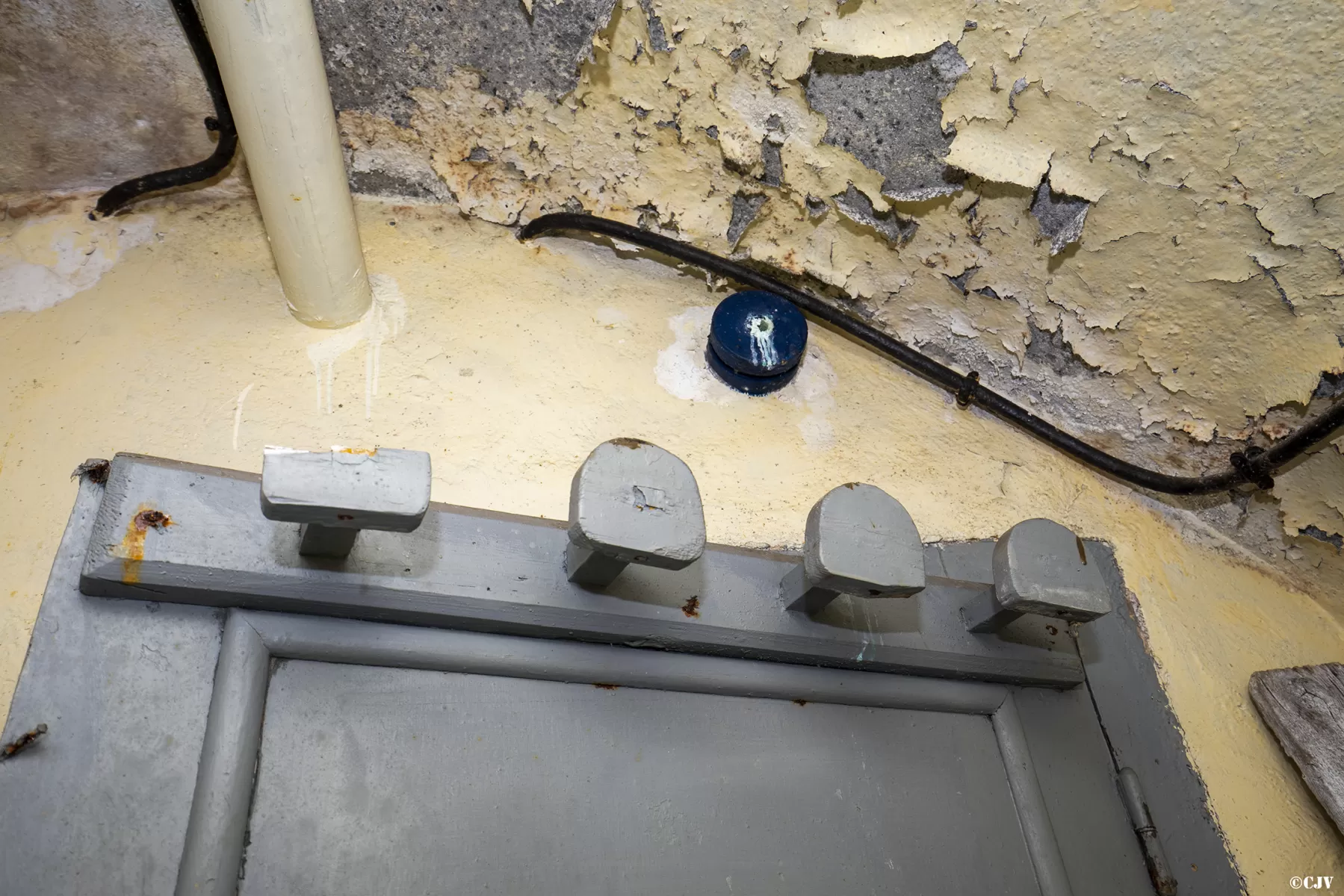 Ligne Maginot - LES AITTES - (Ouvrage d'infanterie) - Bloc 1
Portemanteau - Lia VERMEULEN