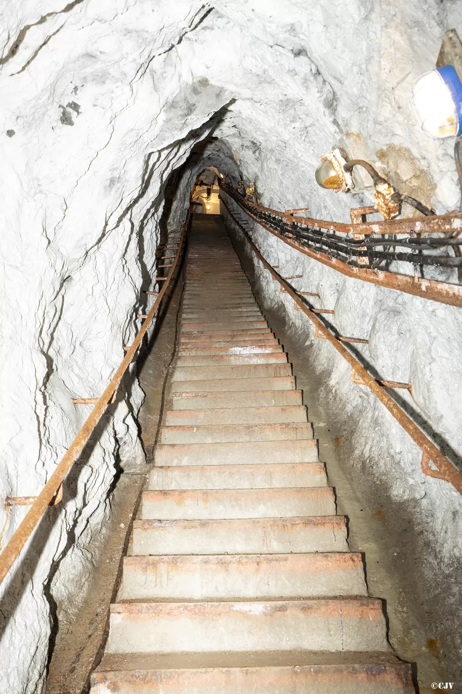 Ligne Maginot - LES AITTES - (Ouvrage d'infanterie) - Bloc 2
Escalier de la galerie qui mène au bloc 2 - Lia VERMEULEN