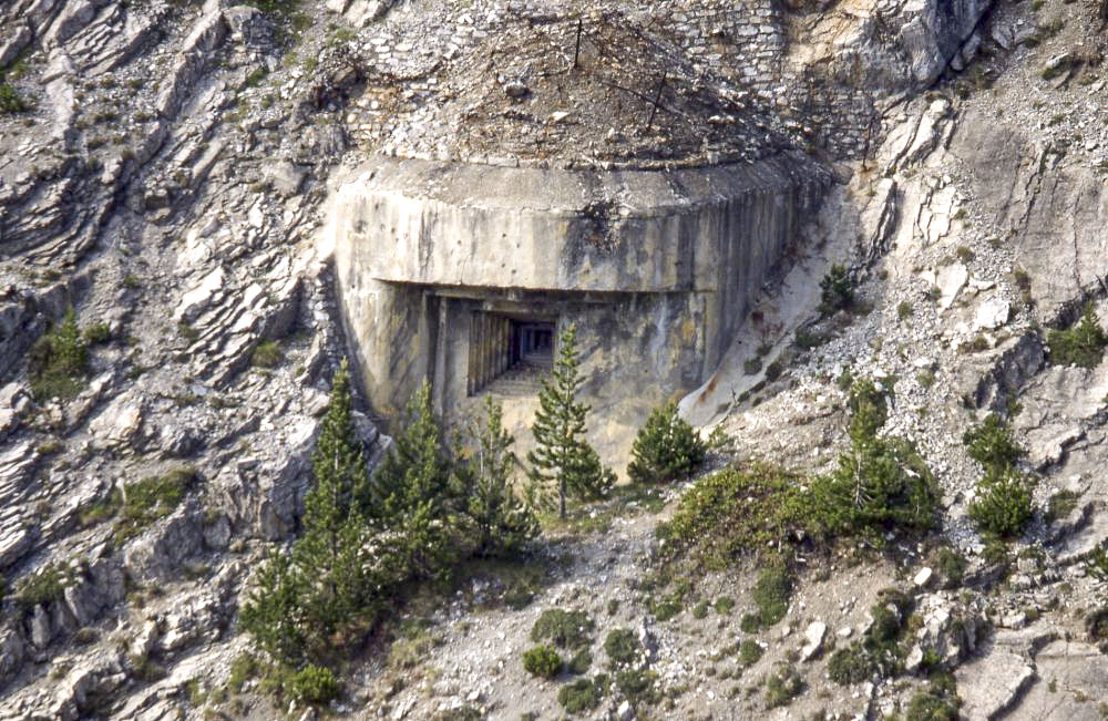 Ligne Maginot - LES AITTES - (Ouvrage d'infanterie) - Bloc 3 
Vu de l'autre côté du vallon. Noter les restes de peinture de camouflage.