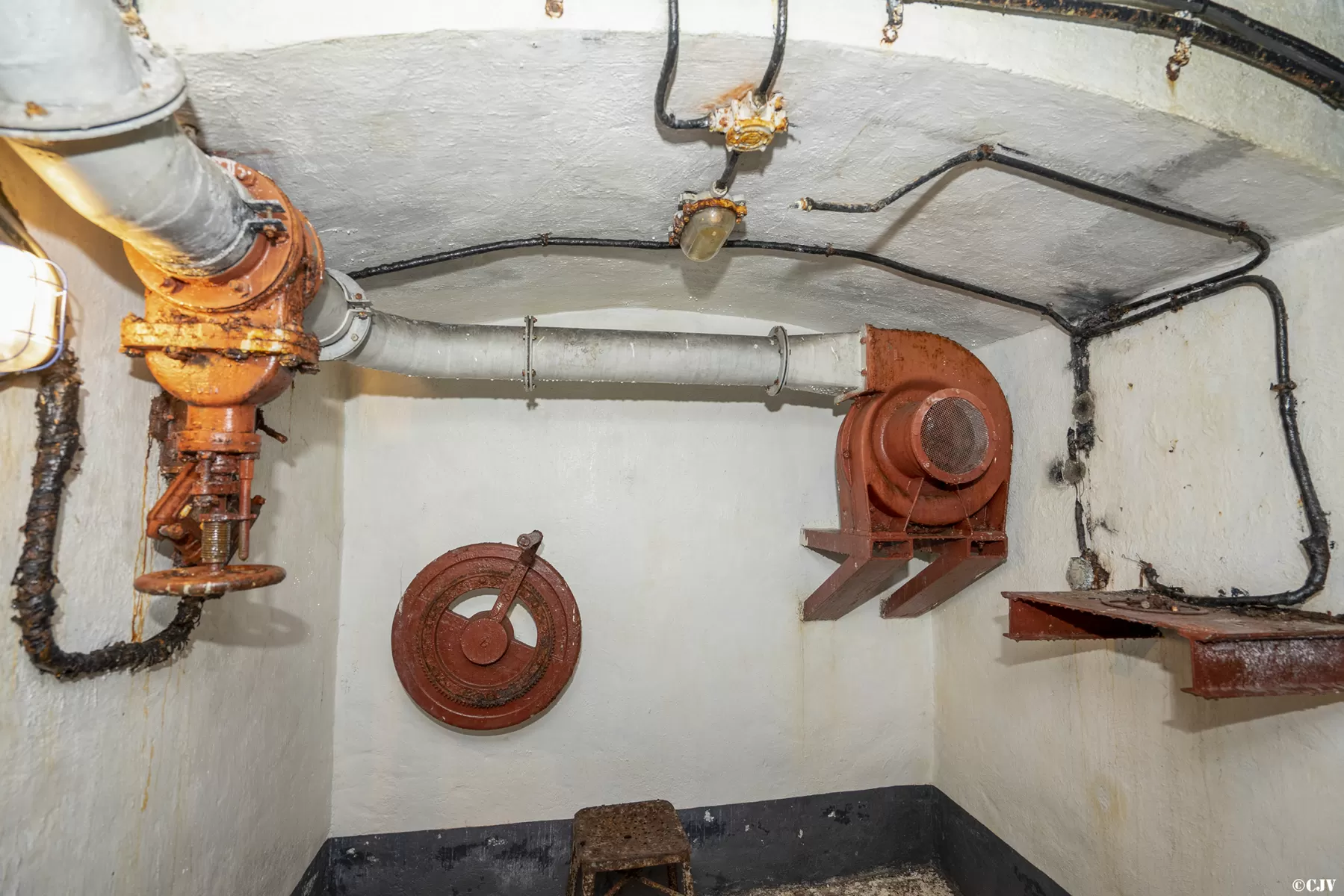 Ligne Maginot - LES AITTES - (Ouvrage d'infanterie) - Bloc 3
Ventilation en bas du bloc - Lia VERMEULEN