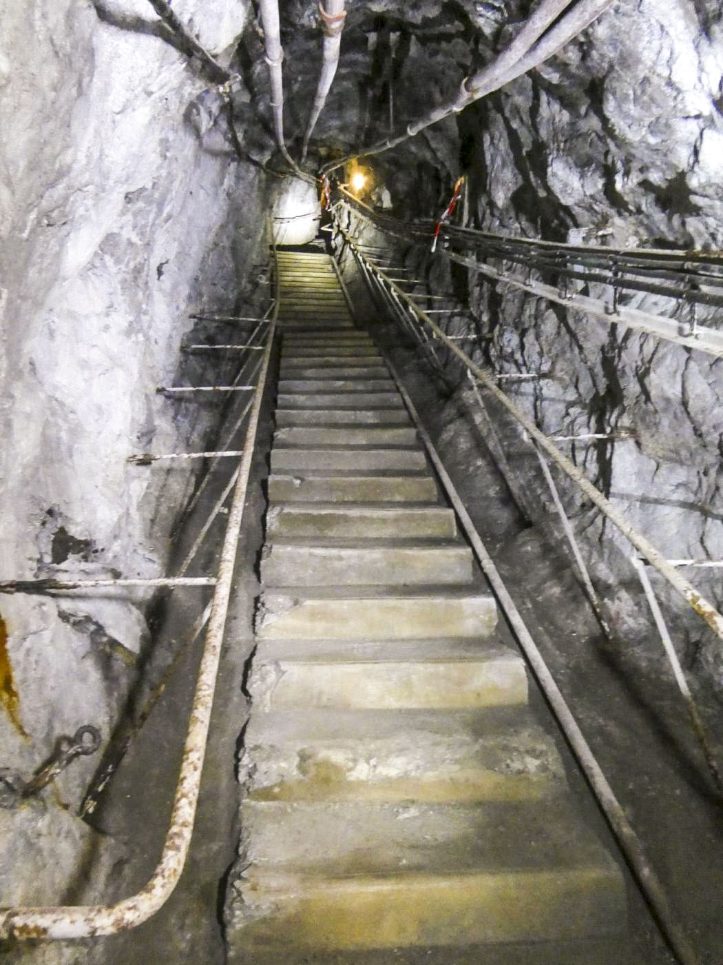 Ligne Maginot - LES AITTES - (Ouvrage d'infanterie) - 'Galerie-escalier' entre les deux chambres - ELLENA Daniel - CUNY Philippe