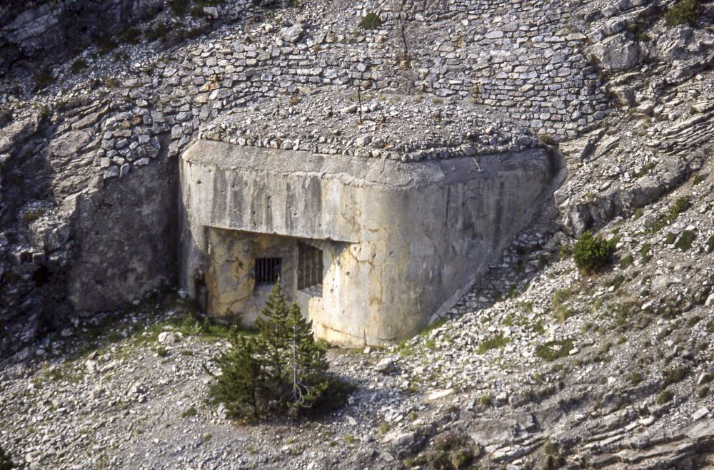 Ligne Maginot - LES AITTES - (Ouvrage d'infanterie) - Bloc 4 vu de l'autre côté du vallon. Noter les restes de peinture de camouflage.