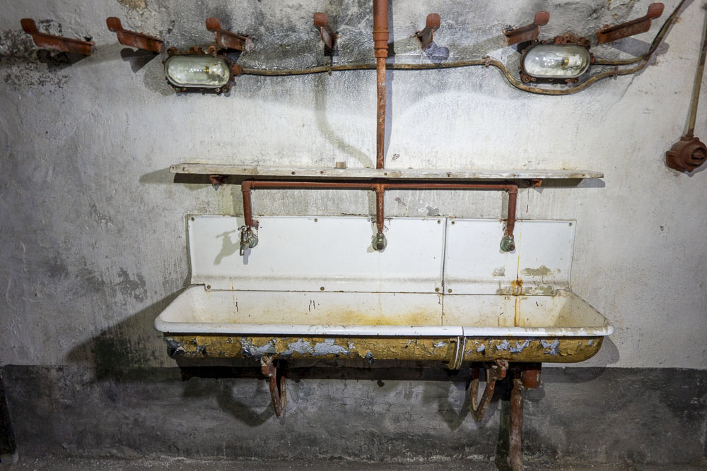 Ligne Maginot - LES AITTES - (Ouvrage d'infanterie) - Lavabos dans la première chambrée  - Michel Teiten