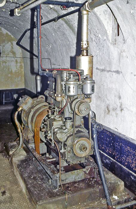 Ligne Maginot - LES AITTES - (Ouvrage d'infanterie) - L'usine électrique 
Groupe électrogène à moteur CLM 208