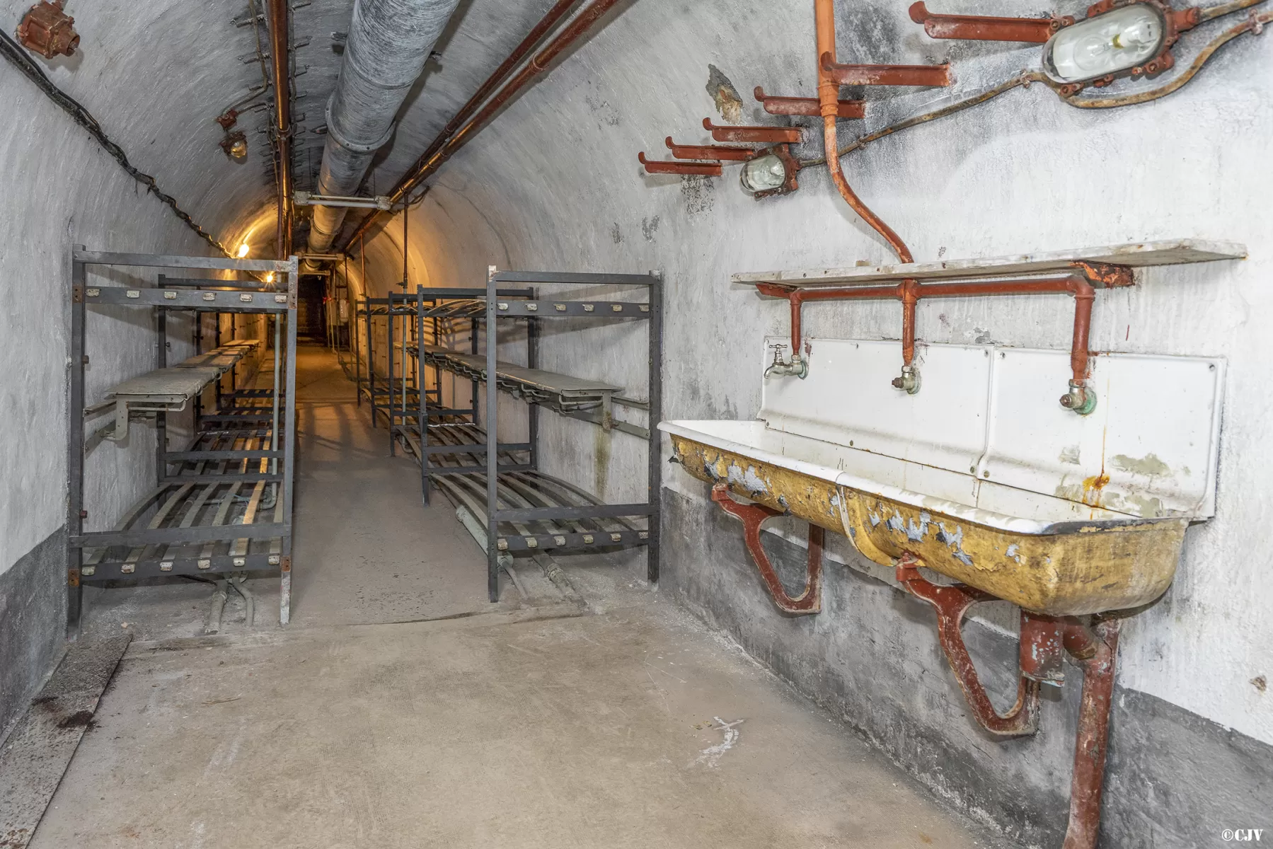 Ligne Maginot - LES AITTES - (Ouvrage d'infanterie) - La première chambrée dans la galerie principale - Lia VERMEULEN