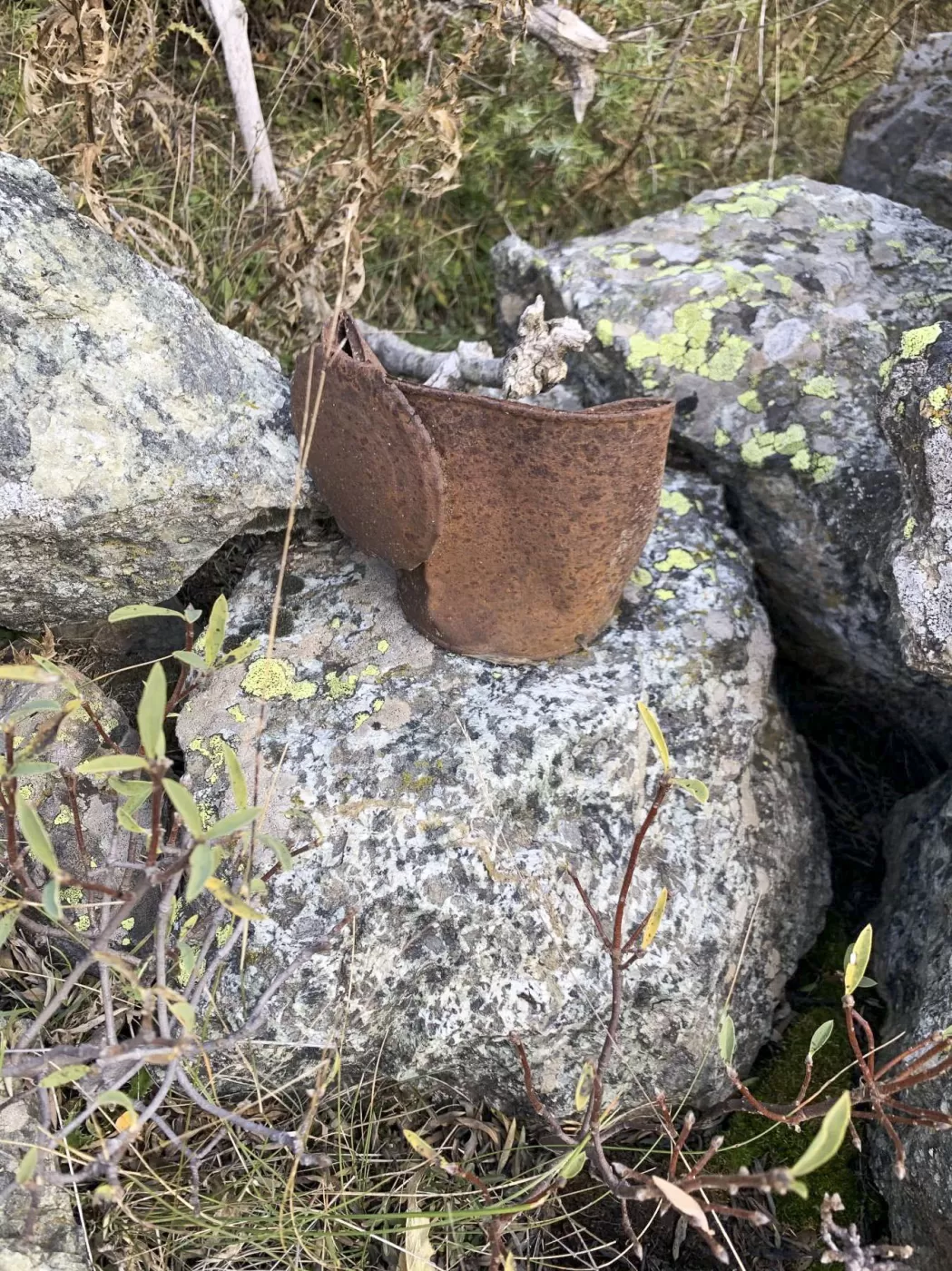 Ligne Maginot - LES AITTES INFéRIEUR 1 - (Blockhaus pour arme infanterie) - De nombreuses boites de conserves jalonnent les lieux - Mokry laurent