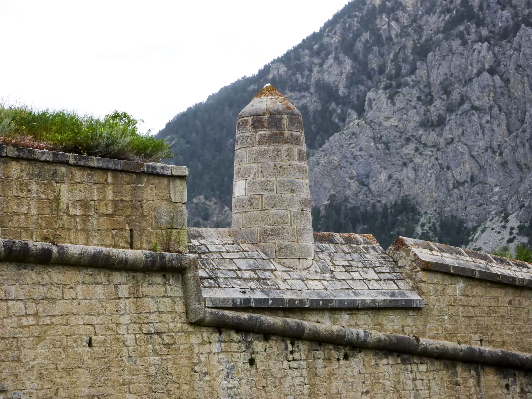 Ligne Maginot - LES TROIS-TETES - (Casernement) - Une belle 'dame ou demoiselle' - ELLENA Daniel - CUNY Philippe