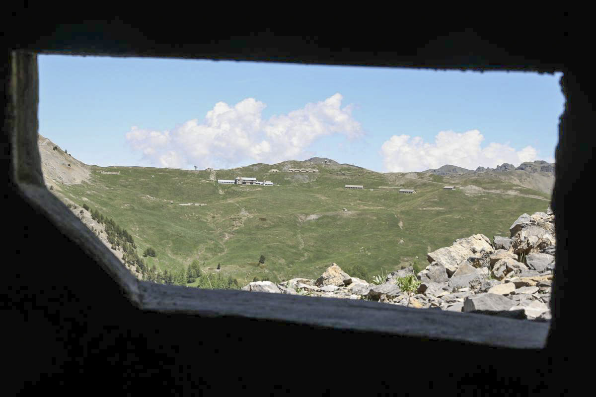 Ligne Maginot - OMBILIC NORD 1 - (Blockhaus pour arme infanterie) - Créneau en direction des Gondrans - Alain Perouffe