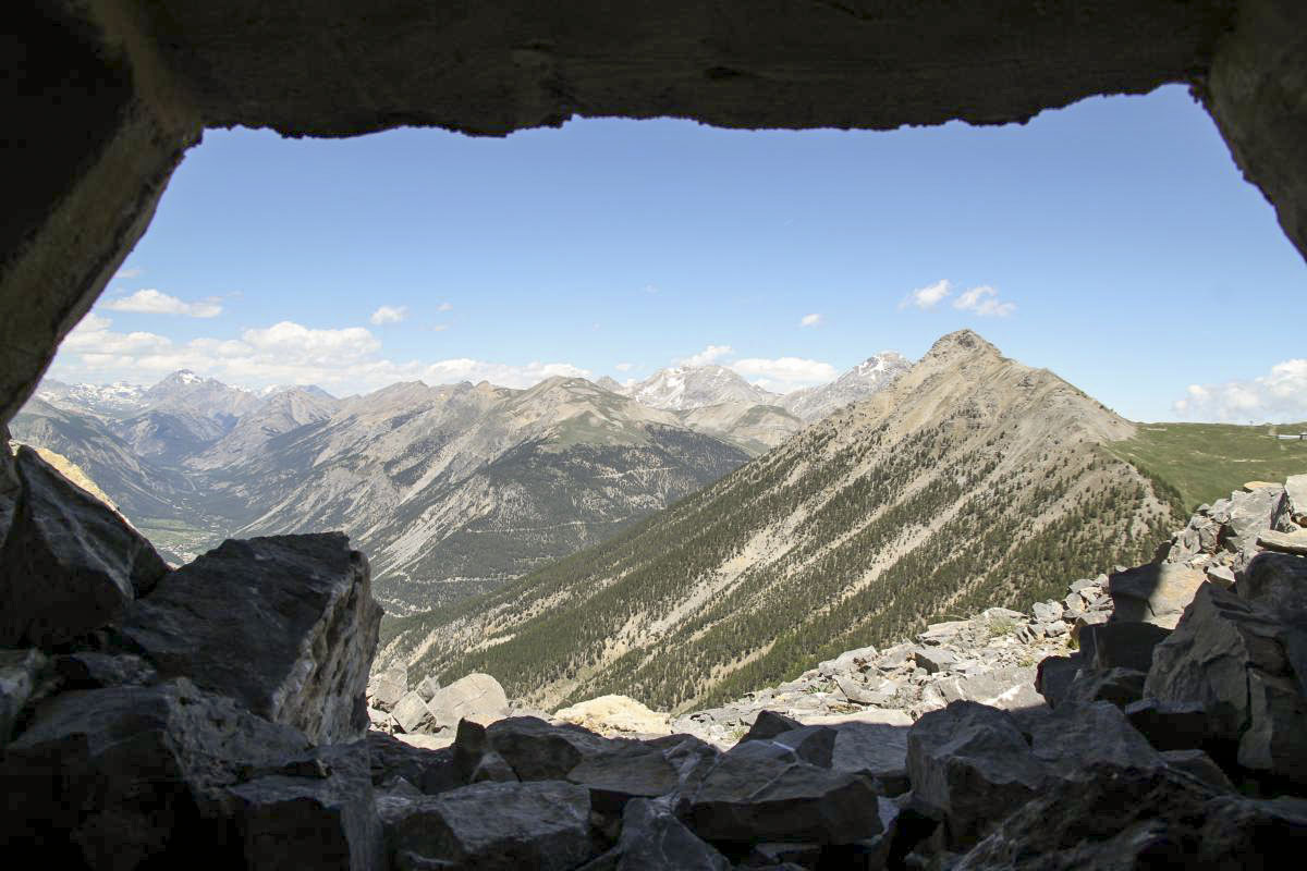 Ligne Maginot - OMBILIC NORD 1 - (Blockhaus pour arme infanterie) - Créneau en direction des pentes nord du Janus - Alain Perouffe