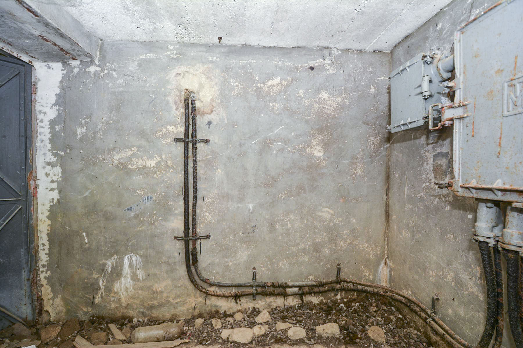 Ligne Maginot - PIED DU JANUS - (Chambre de coupure) - Entrée de câble coté Janus
Câbles vers le Janus et le central de la Lame via la chambre de coupure des Chalets du Vallon - Pascal Lambert