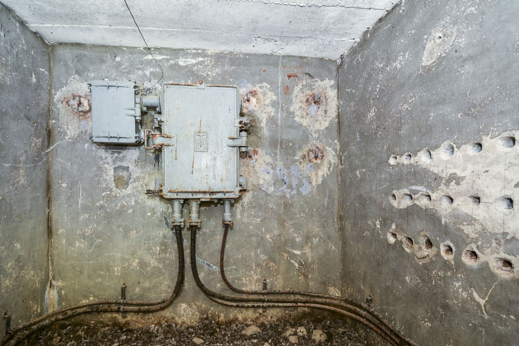 Ligne Maginot - PIED DU JANUS - (Chambre de coupure) - Le répartiteur  et le boitier de protection pour les lignes de campagne - Pascal Lambert