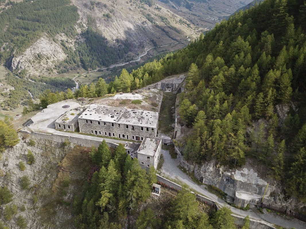 Ligne Maginot - ROCHE LA CROIX - ROC - (Ouvrage d'artillerie) - Vue d'ensemble 
Les trois bâtiments du 'casernement avancé' sont bien visibles: au premier plan l'infirmerie, derrière le bâtiment troupe et à gauche le pavillon des officiers.