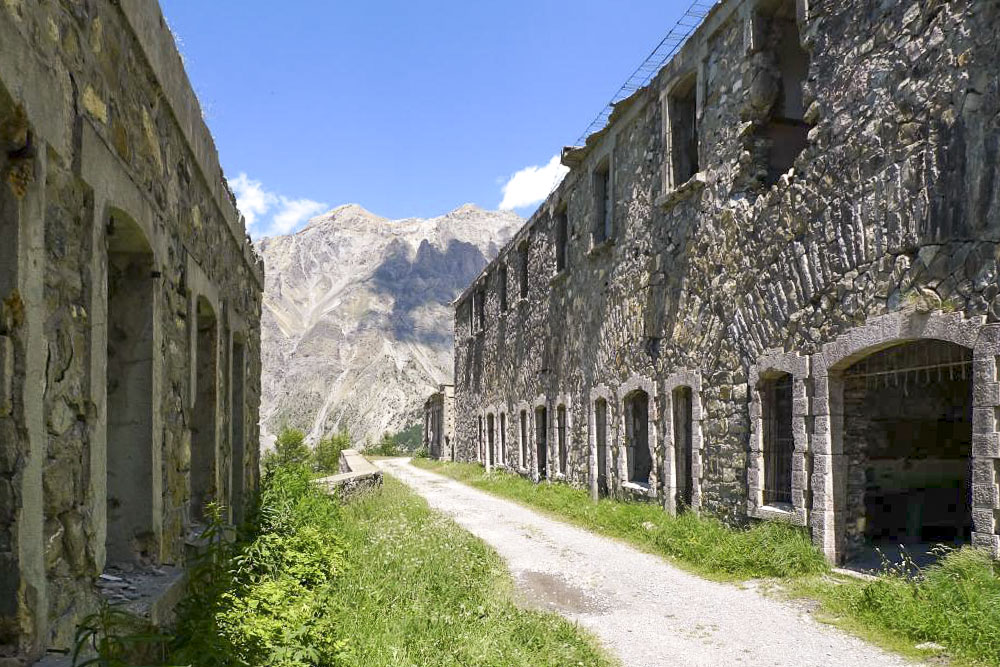 Ligne Maginot - ROCHE LA CROIX (CASERNEMENT AVANCé DE ) - (Casernement) - Casernement avancé de 1937 : à droite, bâtiment troupe, à gauche l'infirmerie