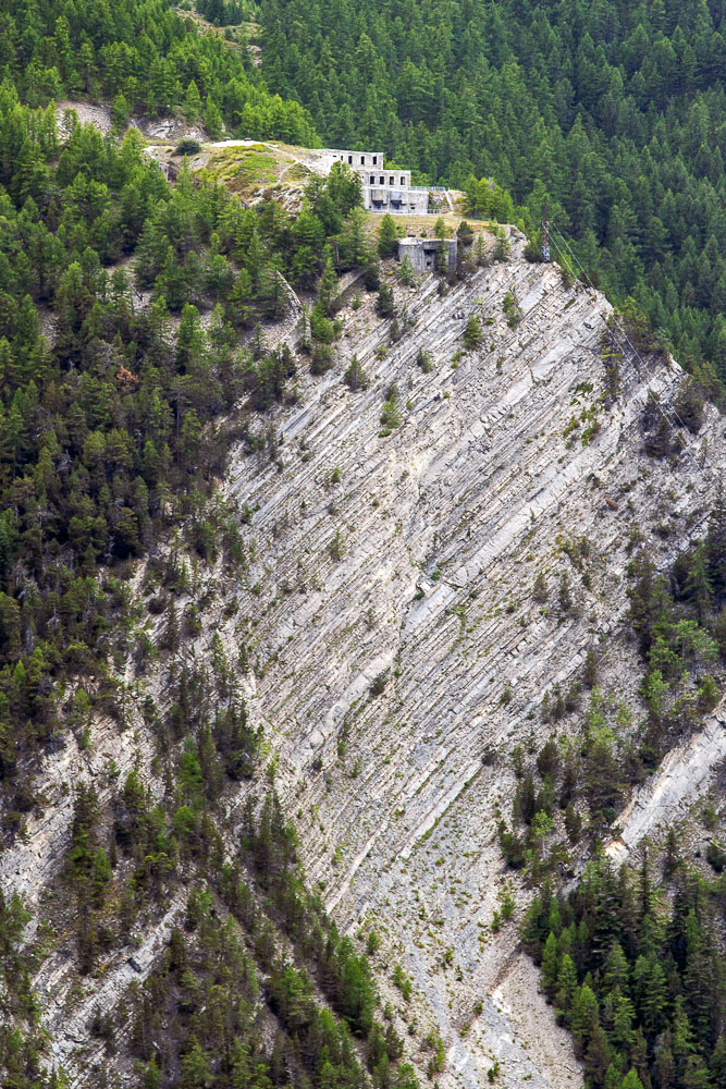 Ligne Maginot - ROCHE LA CROIX (RLC) - (Ouvrage d'artillerie) - L'ouvrage vu depuis Saint Ours Haut.
Il occupe une position vertigineuse au-dessus de la falaise qui domine l'Ubayette