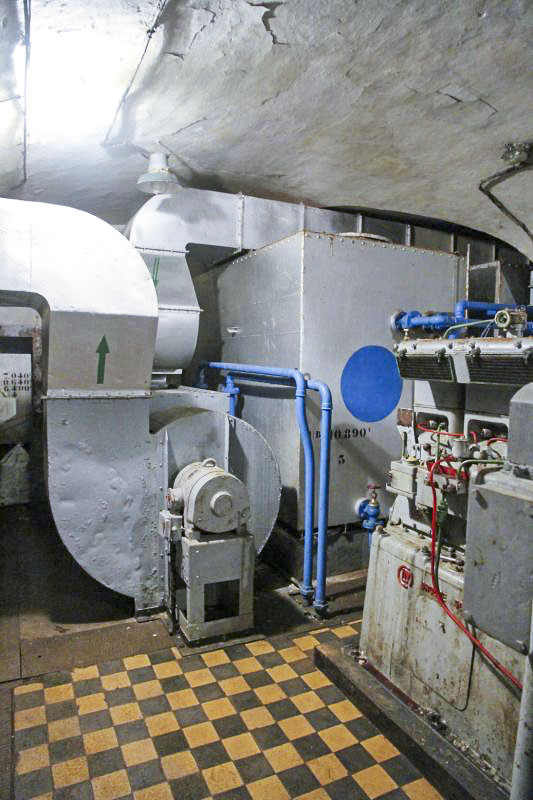 Ligne Maginot - ROCHE LA CROIX (RLC) - (Ouvrage d'artillerie) - Usine électrique
Réservoir d'eau et aéro-refroidisseur à gauche