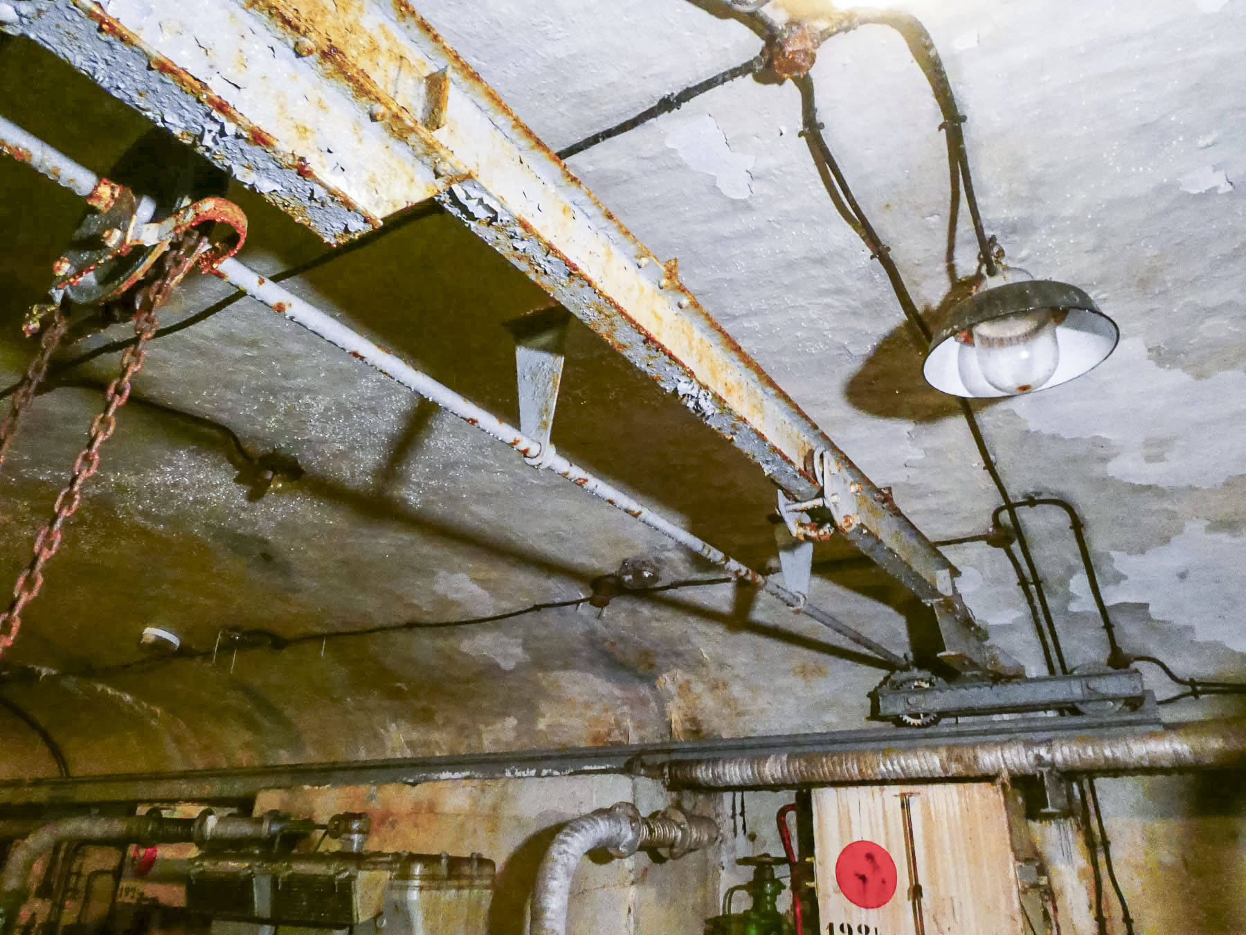 Ligne Maginot - ROCHE LA CROIX (RLC) - (Ouvrage d'artillerie) - Usine électrique
Pont roulant pour l'entretien des moteurs. - ELLENA Daniel - CUNY Philippe