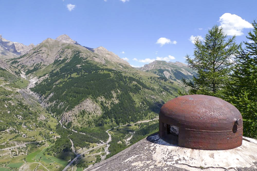 Ligne Maginot - ROCHE LA CROIX (RLC) - (Ouvrage d'artillerie) - Bloc 6
La cloche GFM  et un aperçu de la vue sur la vallée que couvrait l'observatoire