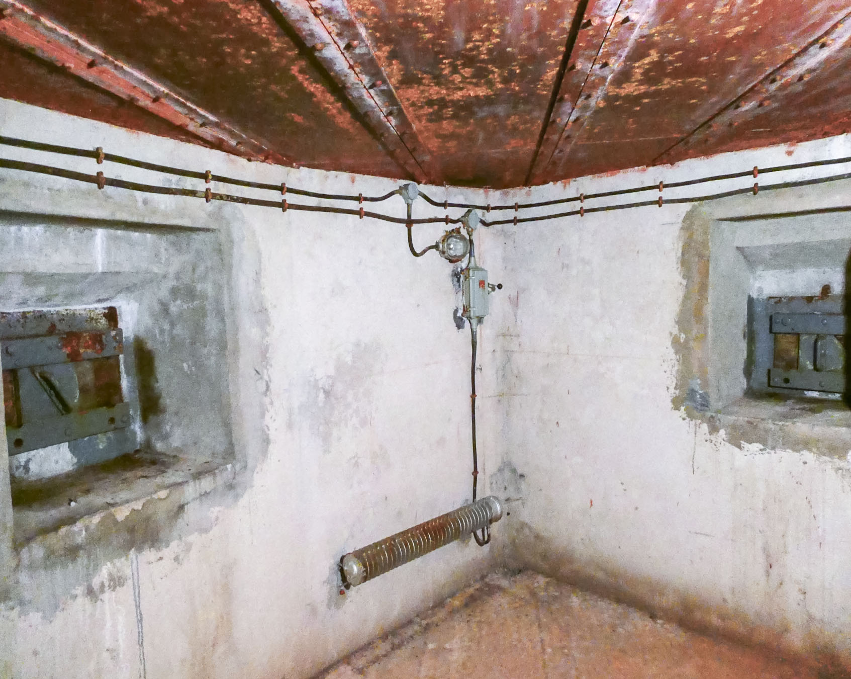 Ligne Maginot - ROCHE LA CROIX (RLC) - (Ouvrage d'artillerie) - Bloc 6
Etage supérieur, partie ouest. - ELLENA Daniel - CUNY Philippe