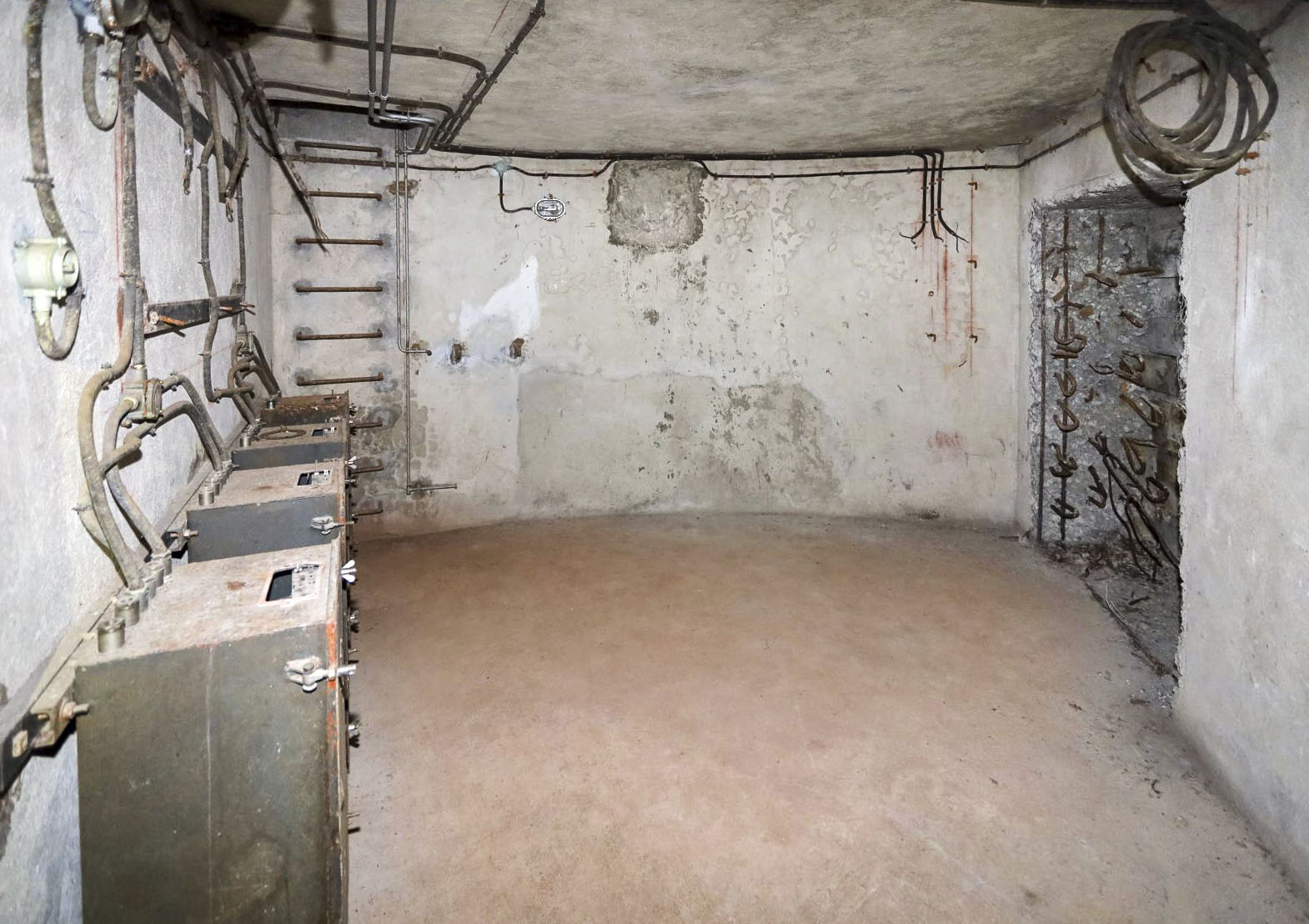 Ligne Maginot - ROCHE LA CROIX (RLC) - (Ouvrage d'artillerie) - Bloc 6
Salle du projecteur d'essai. Ouverture remurée à droite, armoires électriques à gauche, accès étage supérieur en face