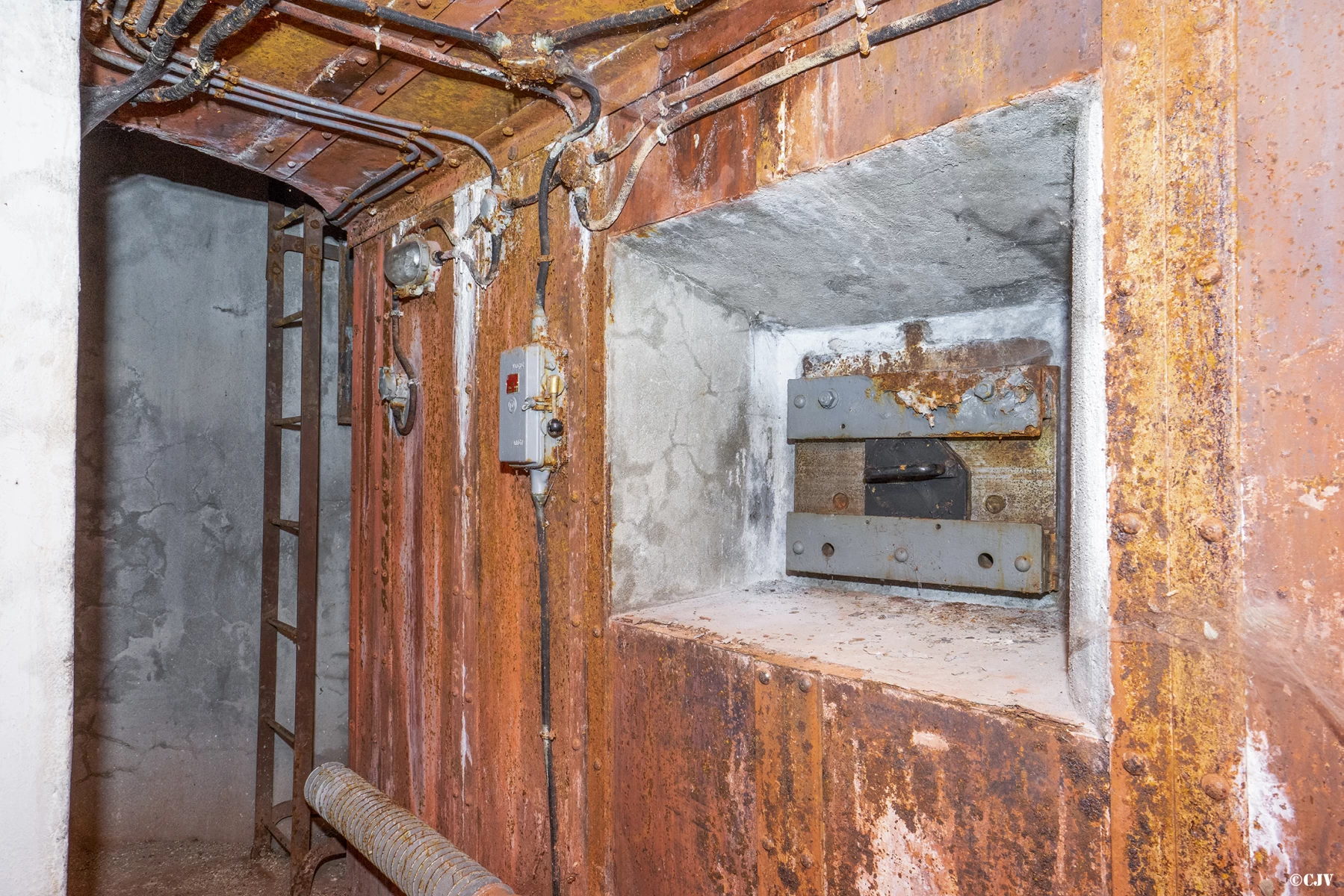 Ligne Maginot - ROCHE LA CROIX (RLC) - (Ouvrage d'artillerie) - Bloc 6
Etage supérieur, accès à la cloche GFM et créneau d'observation vers le col de Larche - Lia VERMEULEN