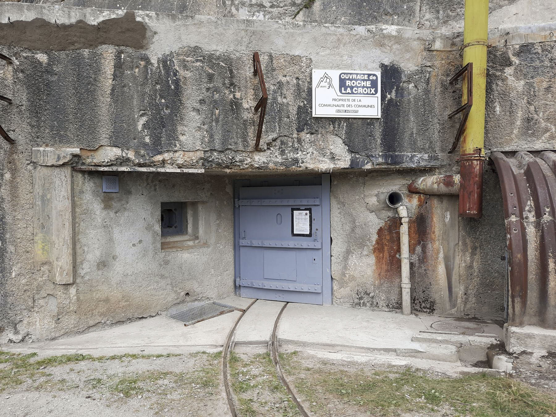 Ligne Maginot - ROCHE LA CROIX (RLC) - (Ouvrage d'artillerie) - L'entrée aujourd'hui (2020). Un important travail de restauration est fait sous l'égide de l'AVPVU pour réparer les dégâts du temps. Même la voie de 60 retrouve sa jeunesse.