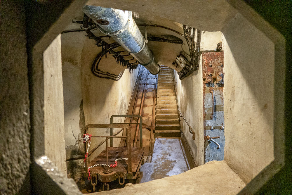 Ligne Maginot - ROCHE LA CROIX (RLC) - (Ouvrage d'artillerie) - Bloc 1
Le plan incliné vu depuis l'un des deux créneaux FM de défense