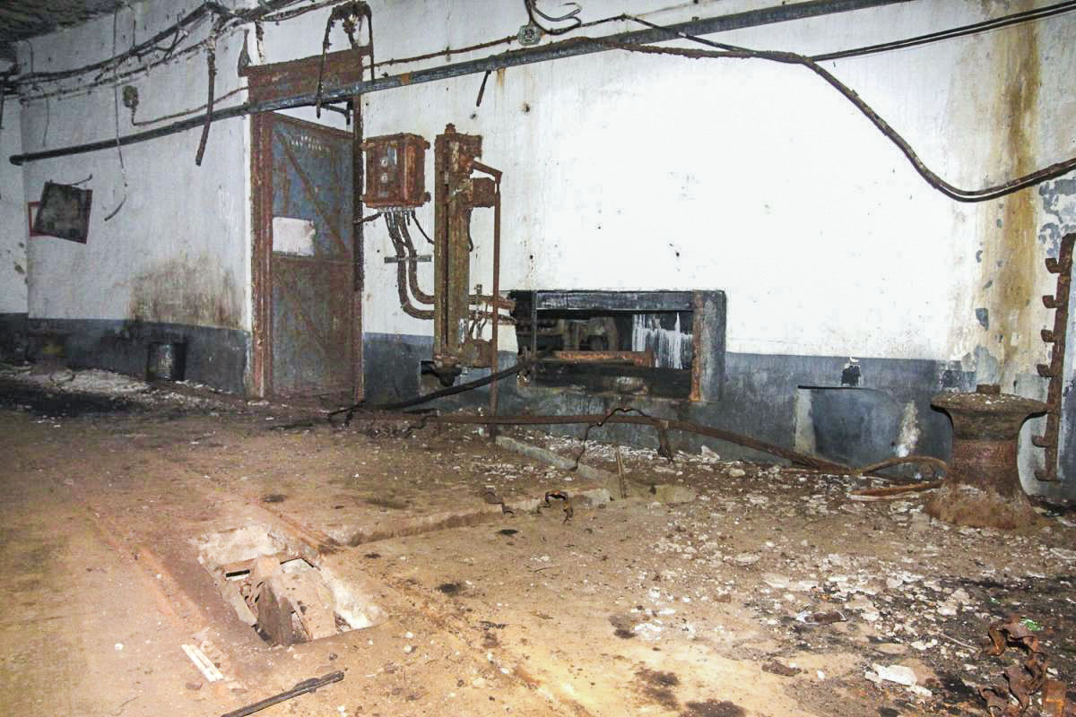 Ligne Maginot - Treuil Crozet-Fourneyron - Ouvrage de Molvange
A l'avant plan au centre de la voie de 60, le sabot de blocage des rames .
A l'arrière plan, à gauche, le boitier de commande et de signalisation et la vis sans fin détectant la position de la rame
Au centre, la sortie du câble du treuil principal
A droite, la sortie du câble du treuil de manoeuvre et son cabestan de renvoi.