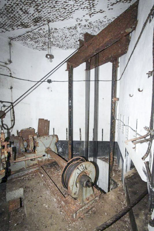 Ligne Maginot - Treuil Crozet-Fourneyron - Ouvrage de Molvange
Le treuil de manoeuvre auxiliaire du plan incliné de l'entrée munitions et la potence du contrepoids du treuil principal