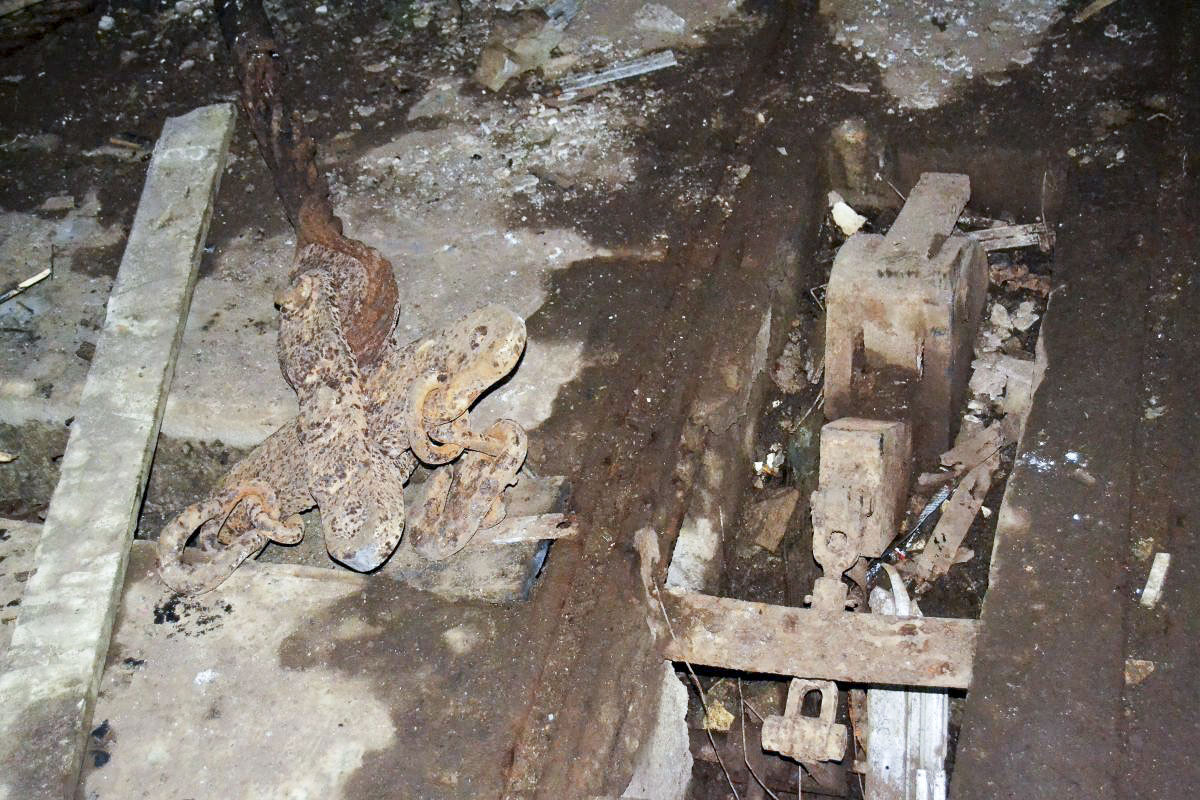 Ligne Maginot - Treuil Crozet-Fourneyron - Ouvrage de Molvange
Le sabot de blocage des wagons en haut du plan incliné.
Il est commandé par un système de tringlerie lui même actionné par la vis sans fin liée au treuil principal.
Le système d'accrochage type Nord-Est du câble principal est visible sur la gauche de la photo