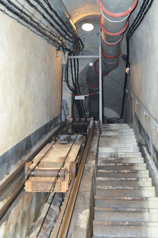 Ligne Maginot - Ouvrage de Saint-Roch - Monte-wagonnets équipant le plan incliné du bloc 4 de l'ouvrage
Les poulies de renvoi de la station haute et le contrepoids sur sa voie de roulement spécifique