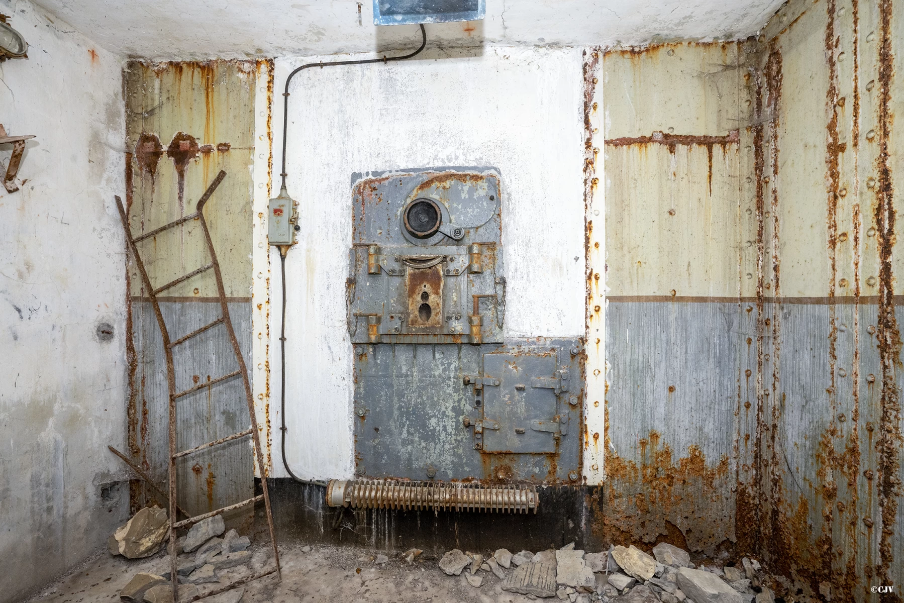 Ligne Maginot - ROCHE LA CROIX (RLC) - (Ouvrage d'artillerie) - Bloc 3
Créneau pour mortier de 50 mm - Lia VERMEULEN