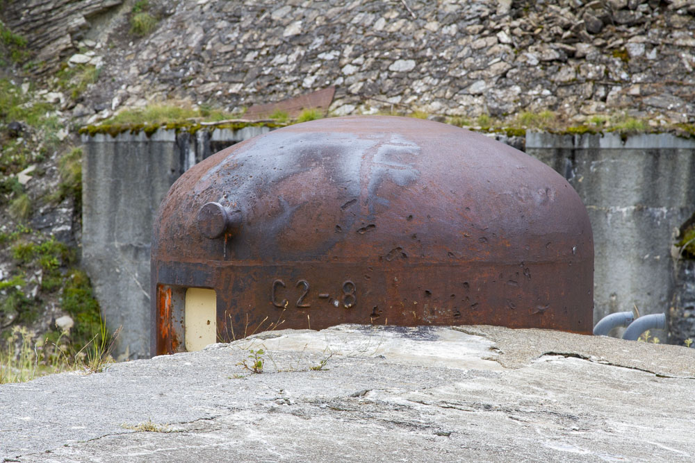 Ligne Maginot - ROCHE LA CROIX (RLC) - (Ouvrage d'artillerie) - Bloc 4
Cloche GFM avec le Bloc 2 à l'arrière-plan.
Noter le marquage 'C2-8'