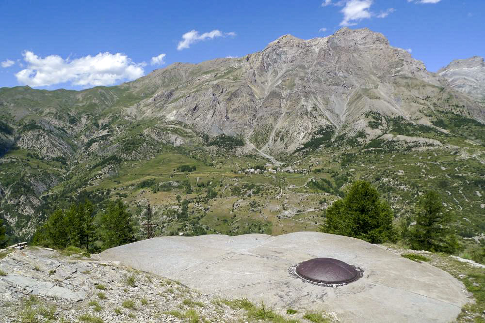 Ligne Maginot - ROCHE LA CROIX (RLC) - (Ouvrage d'artillerie) - Bloc 5
La tourelle de 75 et et la vallée en contrebas