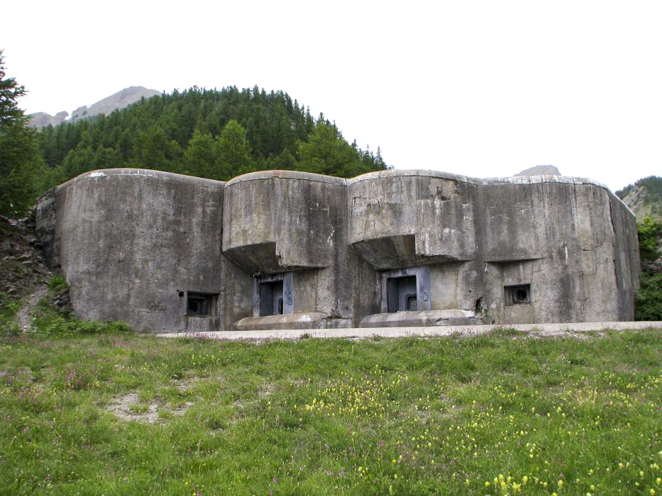 Ligne Maginot - ROCHE LA CROIX (RLC) - (Ouvrage d'artillerie) - Bloc 5
Les deux créneaux pour mortiers de 75 mm mle 31 couvrant le plateau de Mallemort.