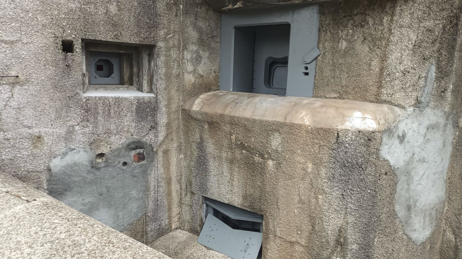 Ligne Maginot - ROCHE LA CROIX (RLC) - (Ouvrage d'artillerie) - Bloc 5
Vue de embrasure pour canon de 75 et mortier de 81, embrasure pour FM.
Façade avec reprises de maçonnerie - MAURE Agnès