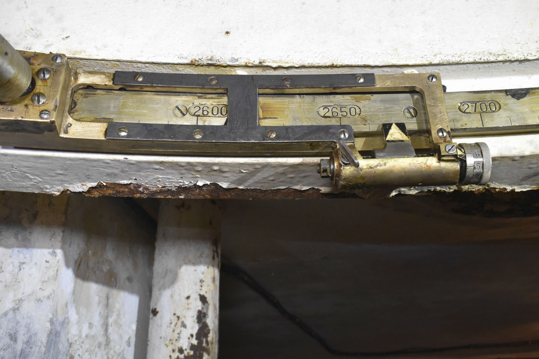 Ligne Maginot - ROCHE LA CROIX (RLC) - (Ouvrage d'artillerie) - Bloc 5
Tourelle 75/33
Guide de réglage azimut de la tourelle