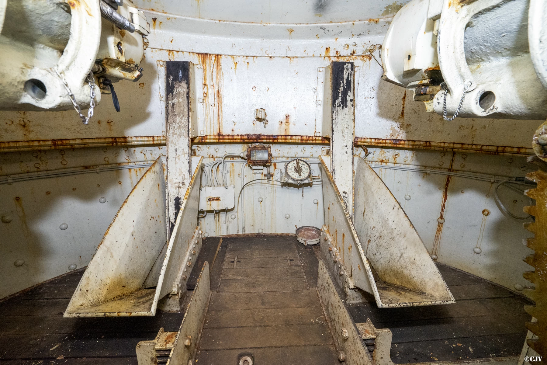 Ligne Maginot - ROCHE LA CROIX (RLC) - (Ouvrage d'artillerie) - Bloc 5
Tourelle 75/33
Le réceptacle des douilles - Lia VERMEULEN