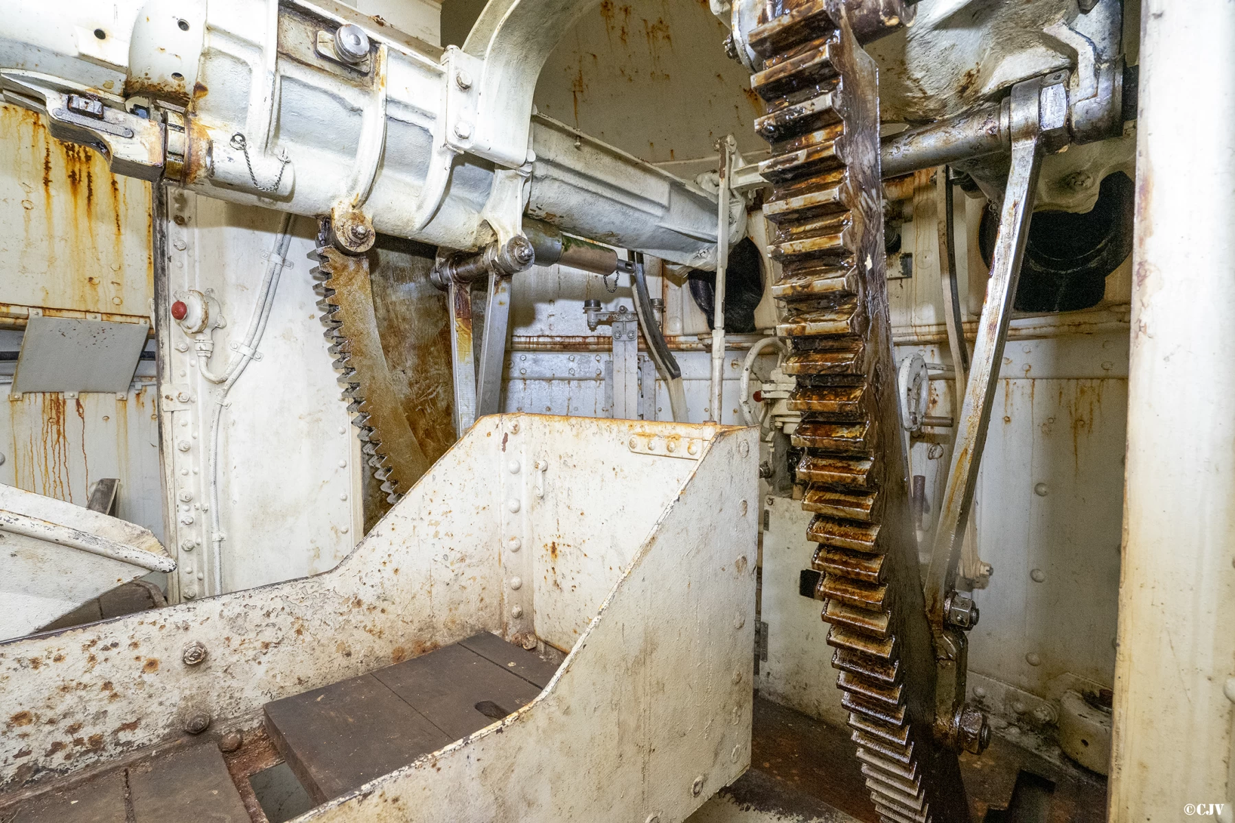 Ligne Maginot - ROCHE LA CROIX (RLC) - (Ouvrage d'artillerie) - Bloc 5
Tourelle 75/33
En dessous des tubes - Lia VERMEULEN