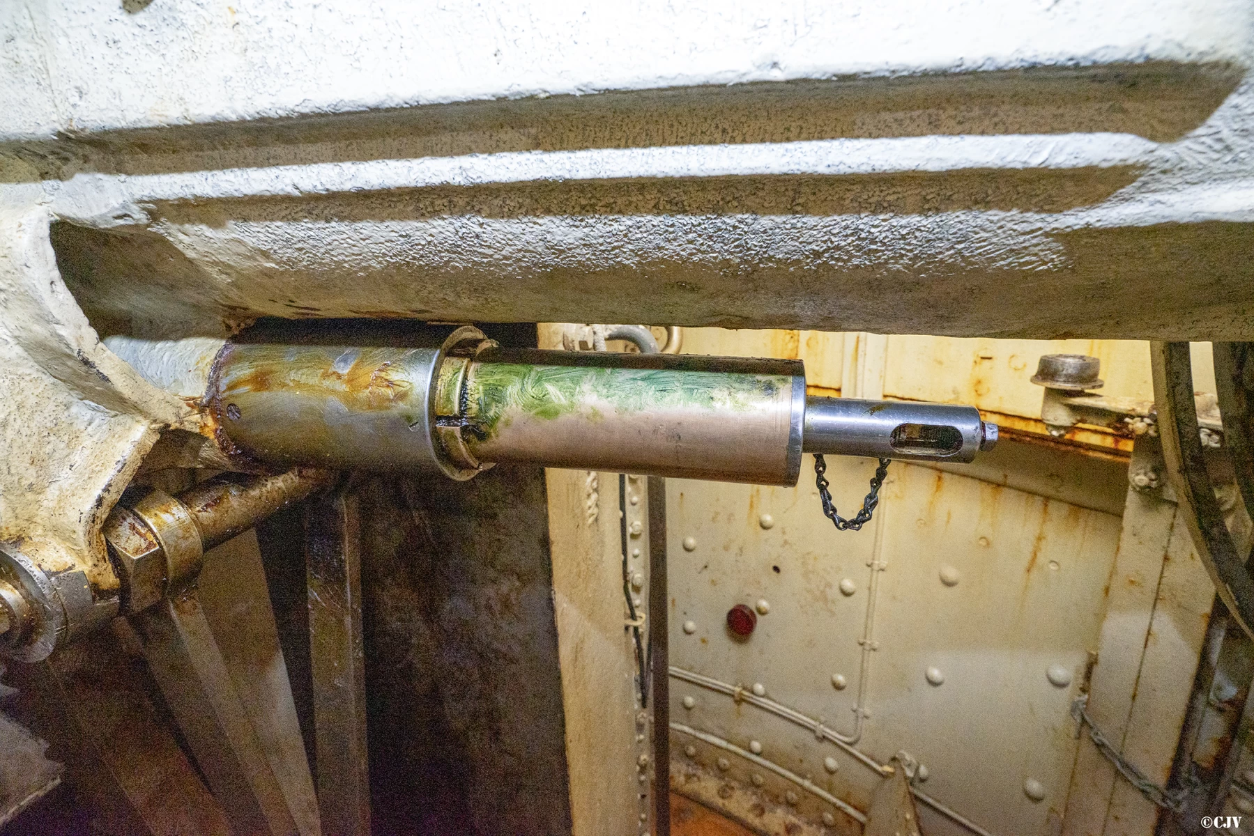 Ligne Maginot - ROCHE LA CROIX (RLC) - (Ouvrage d'artillerie) - Bloc 5
Tourelle 75/33
Le frein en dessous du tube - Lia VERMEULEN