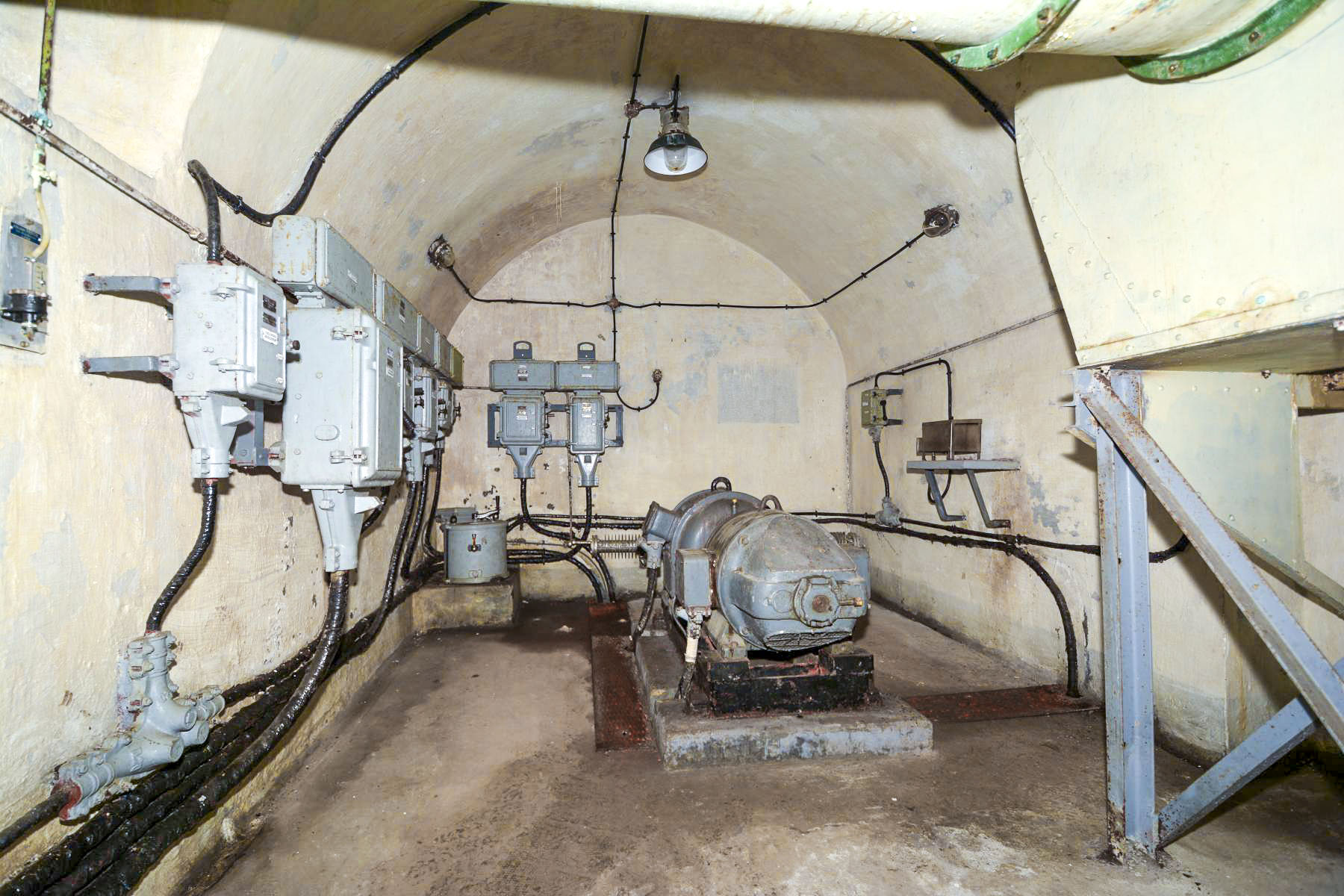 Ligne Maginot - ROCHE LA CROIX (RLC) - (Ouvrage d'artillerie) - Bloc 5
La sous station du bloc avec le convertisseur 220V alternatif - 110 V continus pour la tourelle
À droite, un réchaud pour la régénération des cartouches et sachets de Silicagel
