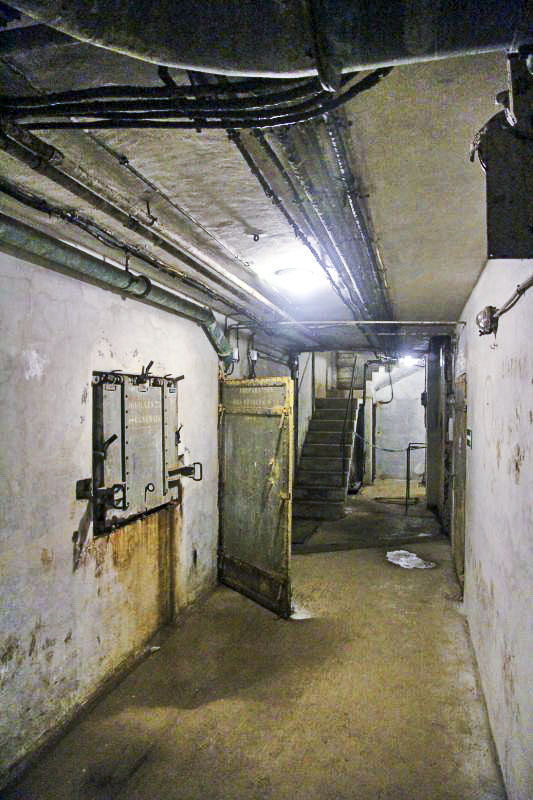 Ligne Maginot - ROCHE LA CROIX (RLC) - (Ouvrage d'artillerie) - Bloc 5
Étage inférieur: à gauche le récepteur de douilles de 75, et en au fond l'escalier vers les étages supérieurs ainsi que l'issue de secours et la trappe vers bloc 6