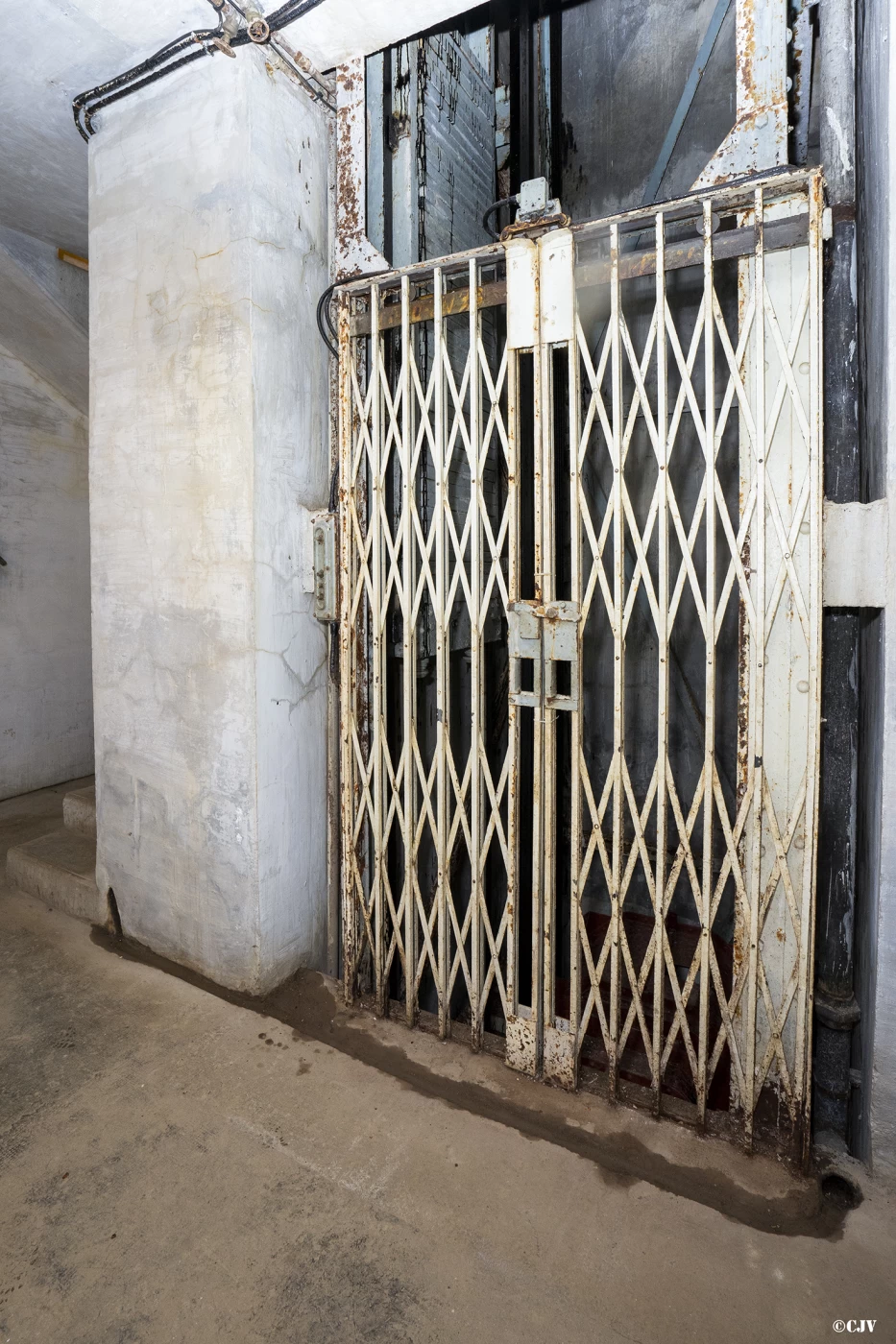 Ligne Maginot - ROCHE LA CROIX (RLC) - (Ouvrage d'artillerie) - Bloc 5
Le monte-charge - Lia VERMEULEN