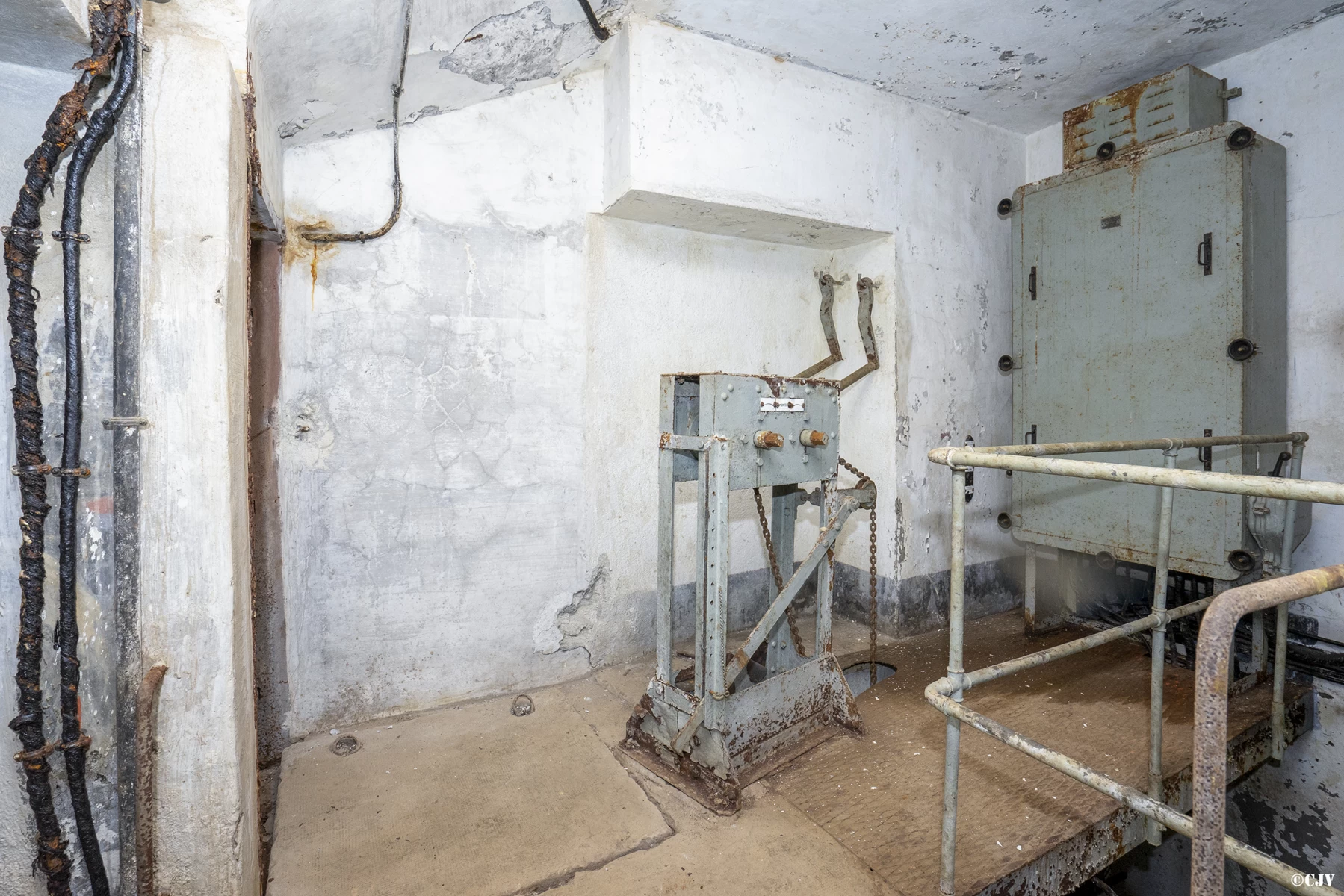 Ligne Maginot - ROCHE LA CROIX (RLC) - (Ouvrage d'artillerie) - Bloc 5
L'entraînement manuel du monte-charge - Lia VERMEULEN