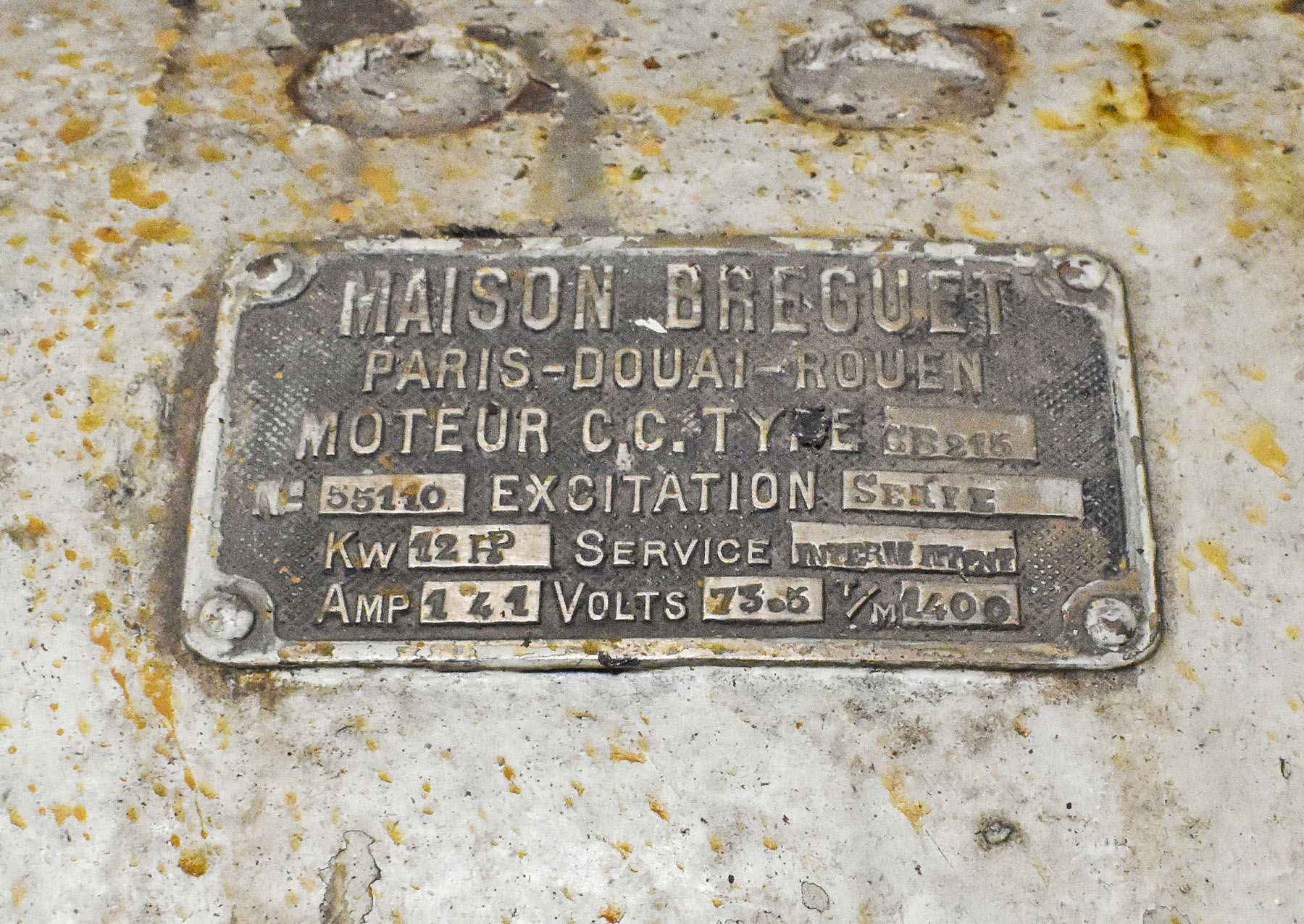Ligne Maginot - ROCHE LA CROIX (RLC) - (Ouvrage d'artillerie) - Bloc 5
Tourelle 75/33
Étage inférieur
Plaque de constructeur du moteur du balancier de contre-poids