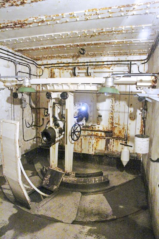 Ligne Maginot - ROCHE LA CROIX (RLC) - (Ouvrage d'artillerie) - Bloc 5
Étage supérieur
Mortiers de 75 Mle 1931: le mortier droit