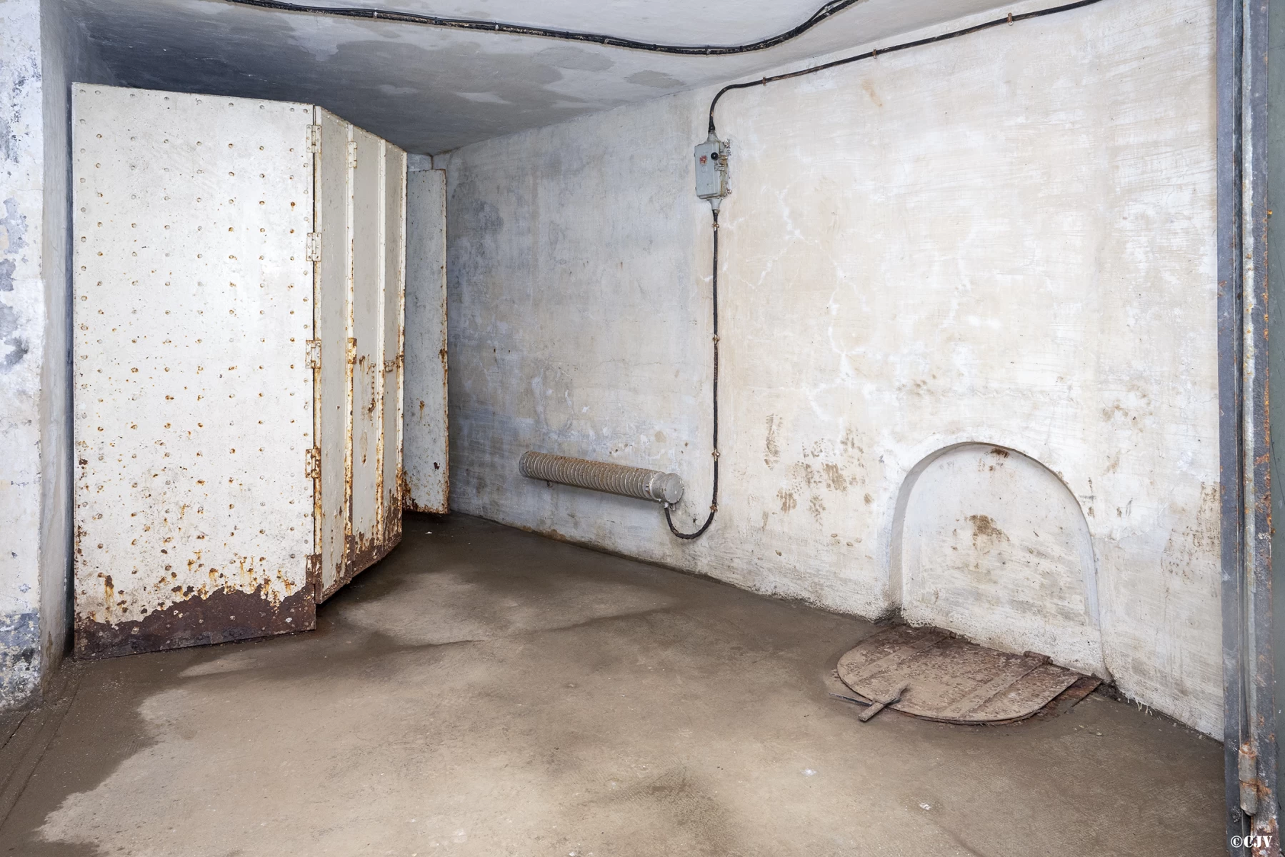 Ligne Maginot - ROCHE LA CROIX (RLC) - (Ouvrage d'artillerie) - Bloc 5
Tourelle 75/33
Étage supérieur
Magasin avec trappe vers l’étage inférieur - Lia VERMEULEN