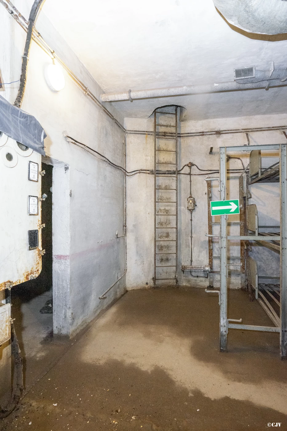 Ligne Maginot - ROCHE LA CROIX (RLC) - (Ouvrage d'artillerie) - Bloc 5
Tourelle 75/33
Étage inférieur
Local avec echelle vers l'étage supérieur - Lia VERMEULEN