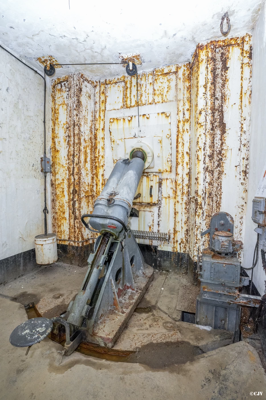 Ligne Maginot - ROCHE LA CROIX (RLC) - (Ouvrage d'artillerie) - Bloc 5
Étage intermédiaire
Mortiers de 81 mm: mortier de droit