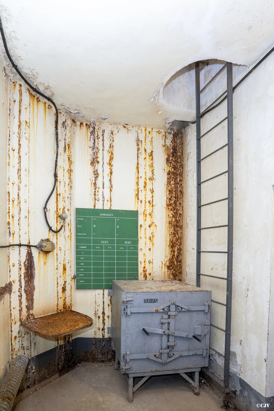 Ligne Maginot - ROCHE LA CROIX (RLC) - (Ouvrage d'artillerie) - Bloc 5
Étage intermédiaire
PC des mortiers de 75
mm avec echelle vers la caponnière - Lia VERMEULEN